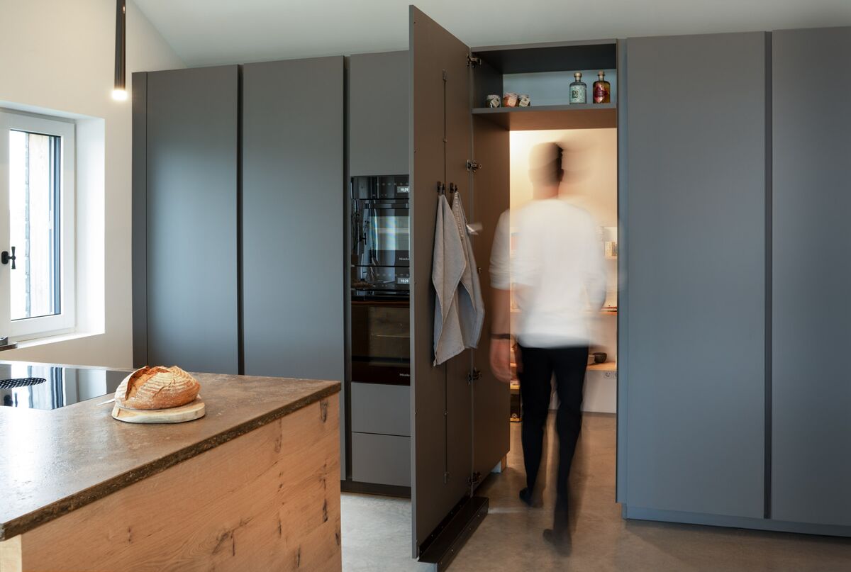 Begehbare Speisekammer