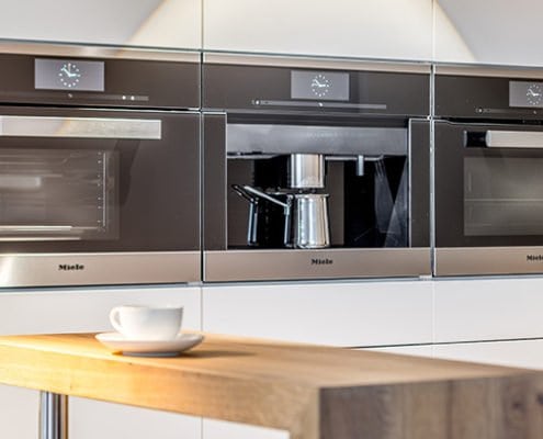 Baumann Küchen - Detailaufnahmen von einem integrierten Backofen und einem Kaffeevollautomat von Miele.