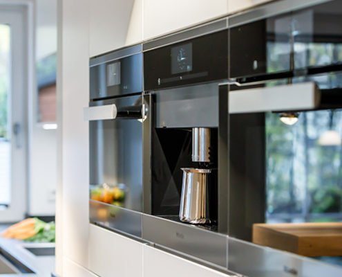 Baumann Küchen - Detailaufnahmen von integrierten Backöfen und einem Kaffeevollautomat von Miele.