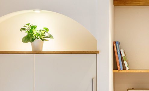 Küchen Baumann - Integrierte Regalfächer mit LED Beleuchtung und Holzböden